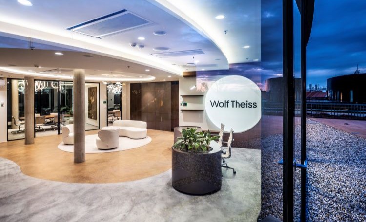 Proměna kanceláří Wolf Theiss v organické mistrovské dílo