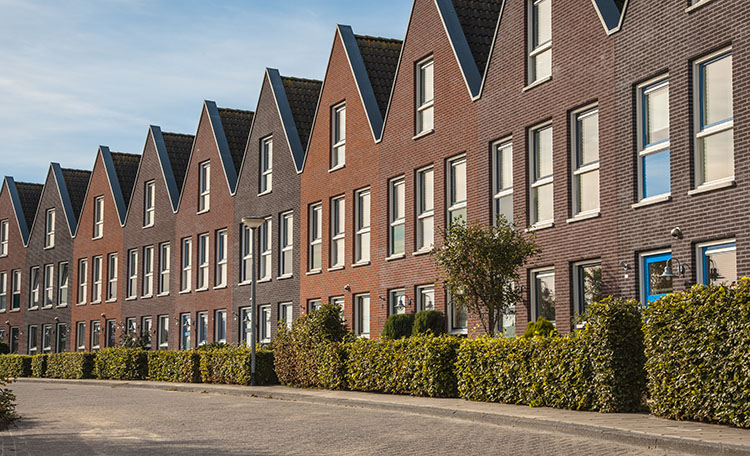 The number of newly constructed houses is declining rapidly