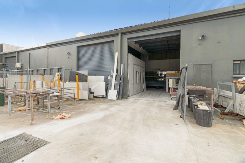 EXPOSURE PLUS – WAREHOUSE & SHOWROOM