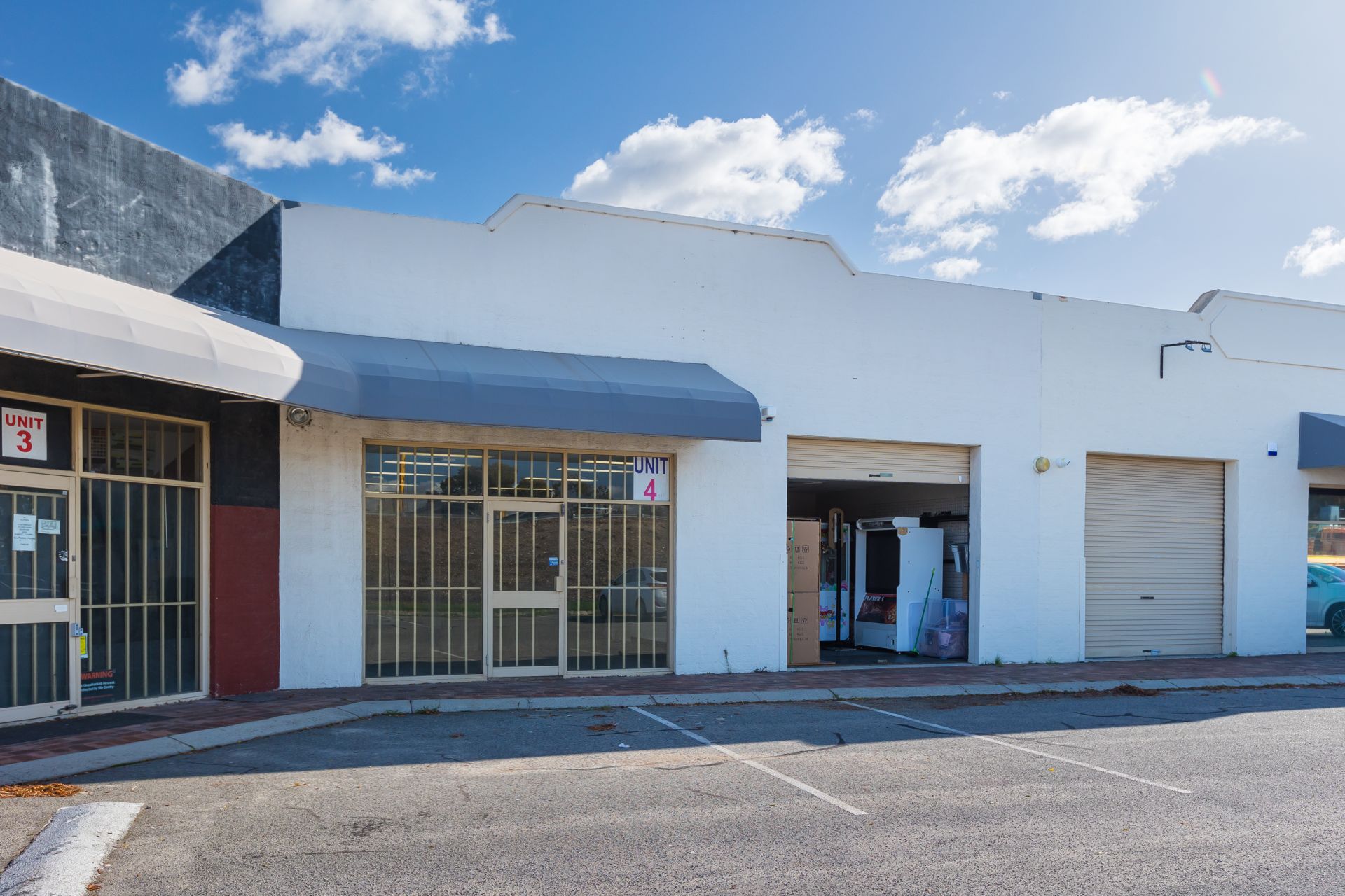 OFFICE/SHOWROOM - HUGE LEACH HIGHWAY EXPOSURE