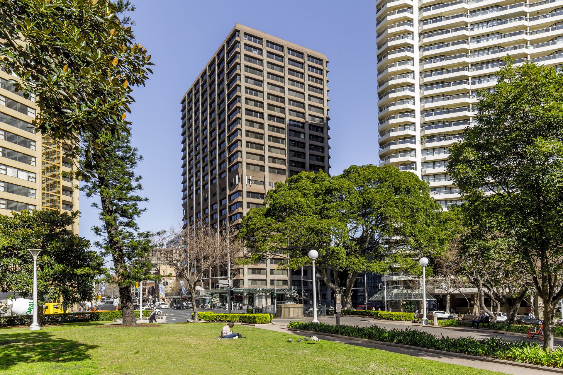 Contiguous large floor plates, Hyde Park location