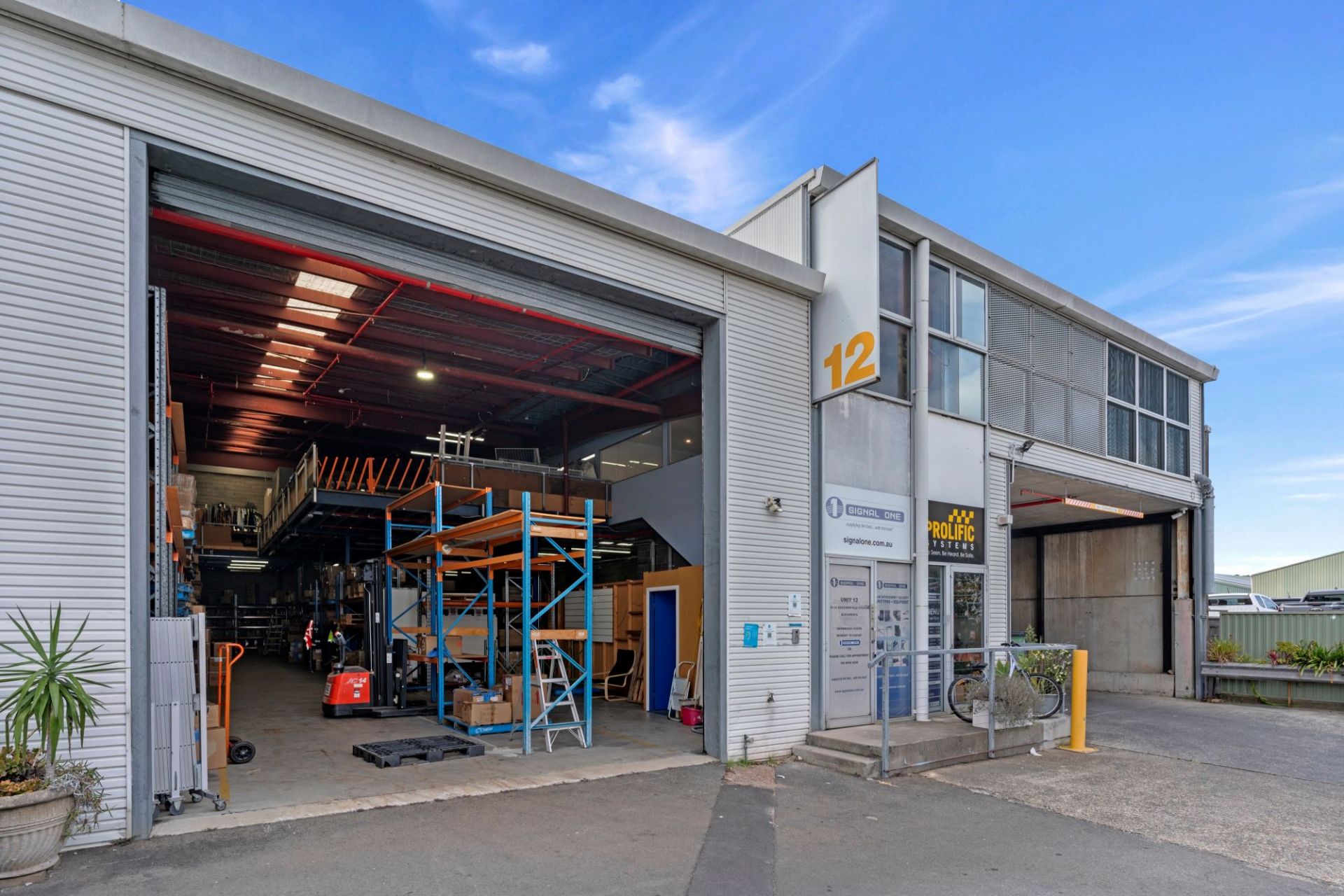 High clearance industrial unit with 8 car parks
