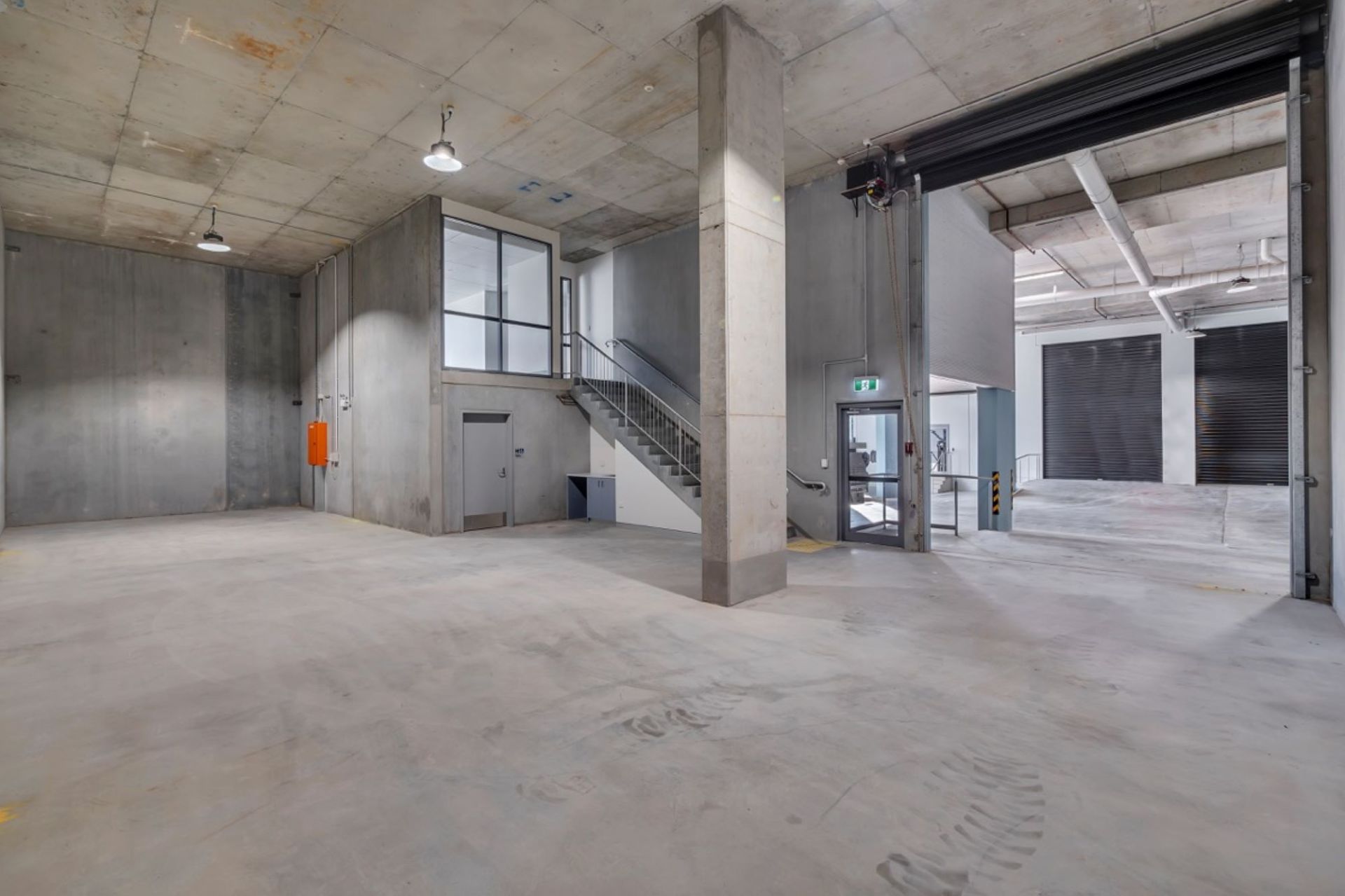 Modern, high clearance warehouse with air-conditioned mezzanine office