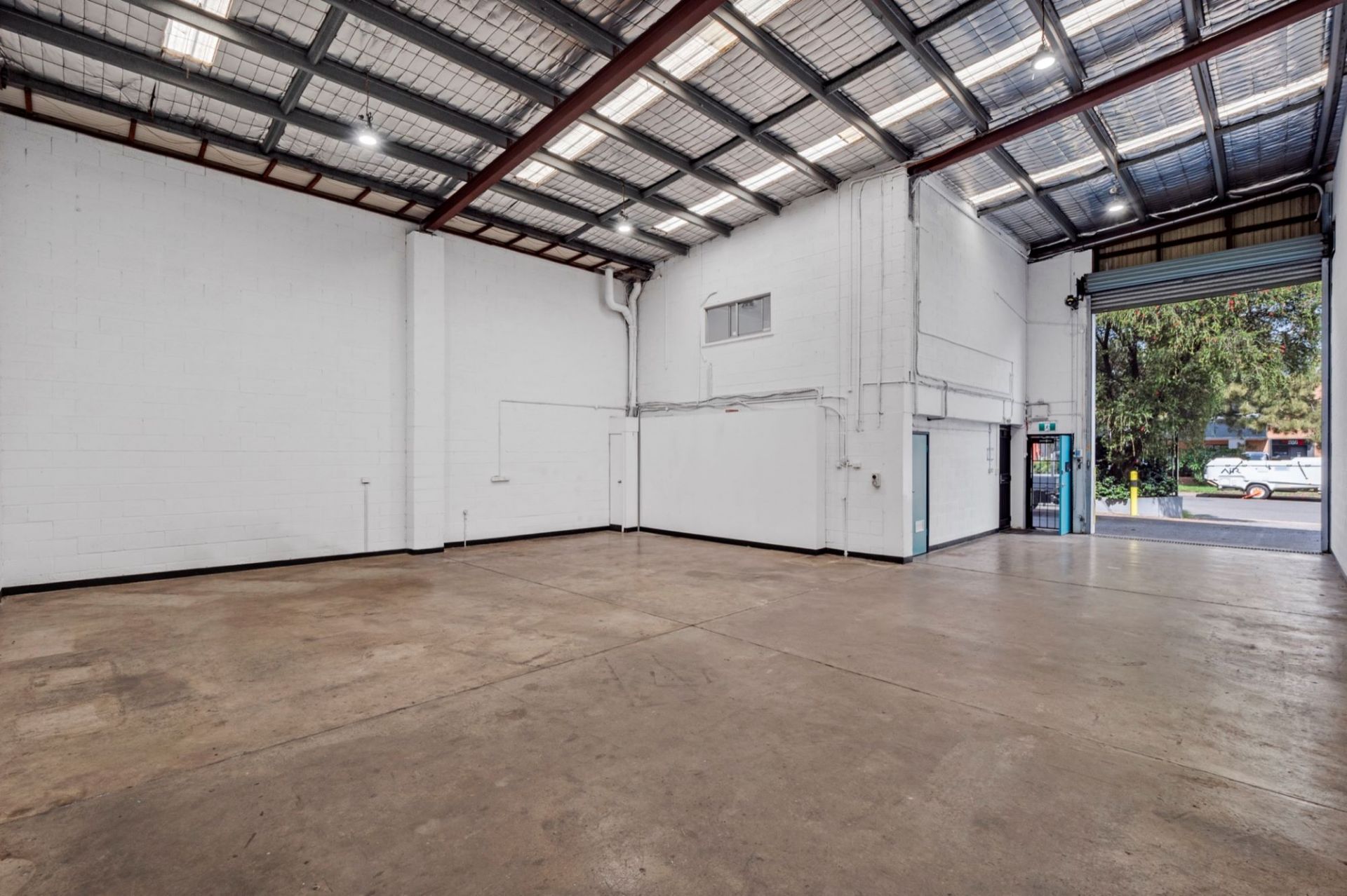 Tidy high clearance industrial unit with container access