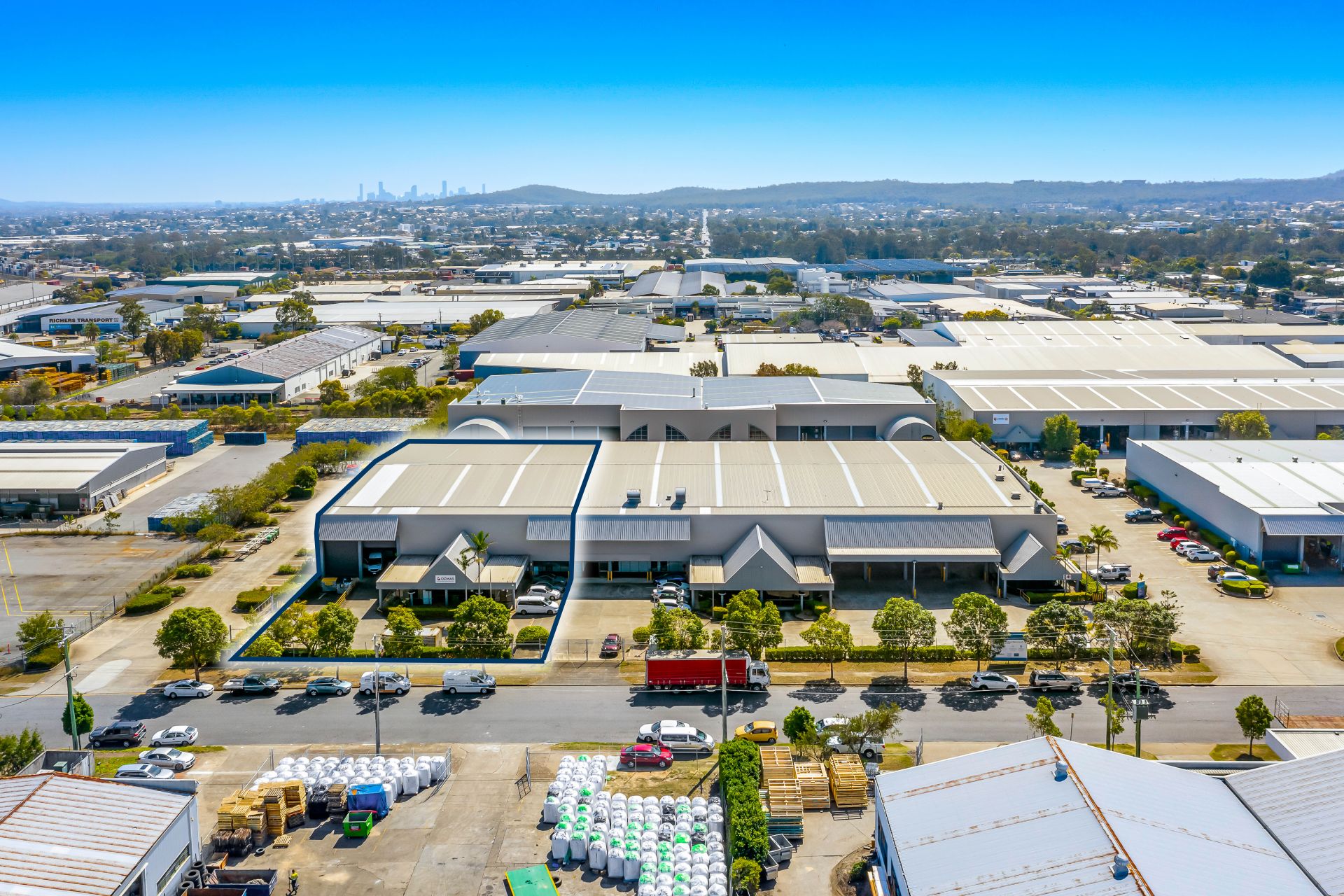 Excellent Warehouse & Distribution Site