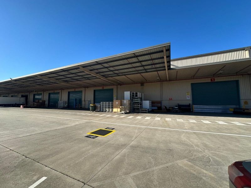 MODERN WAREHOUSE WITH AMPLE ONSITE PARKING