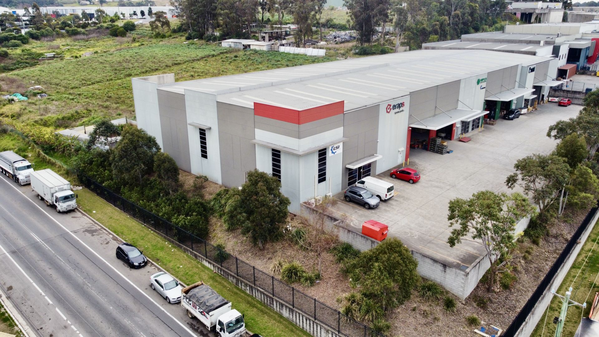 High quality warehouse with great exposure
