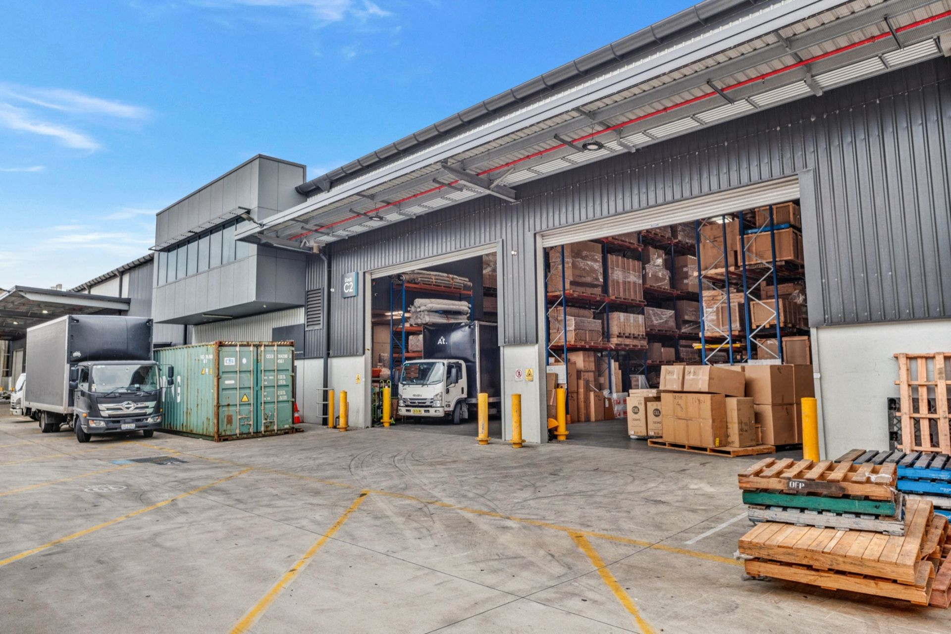 High clearance, clear span warehouse with excellent 40ft container access