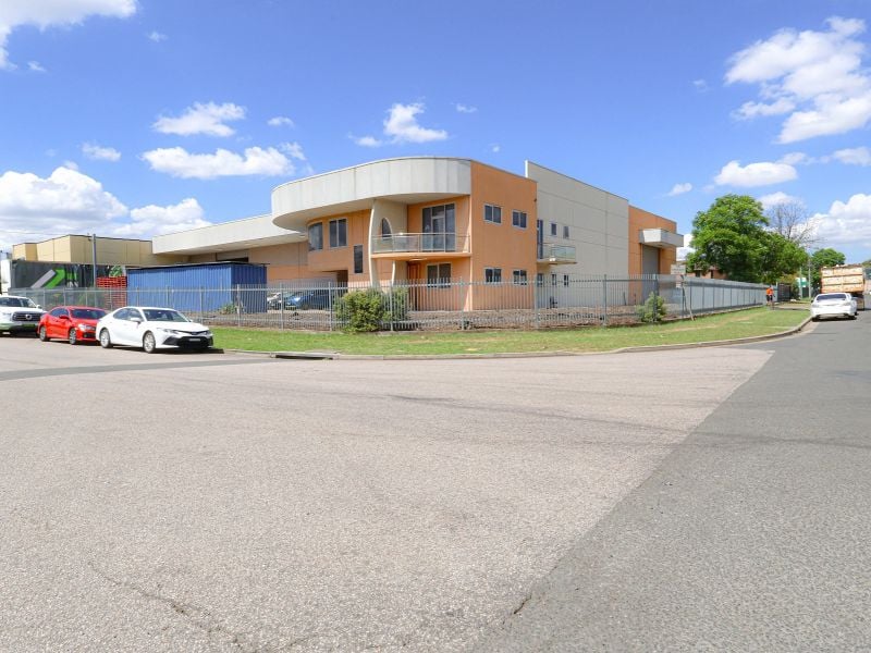 Freestanding Warehouse with Dual Street Access