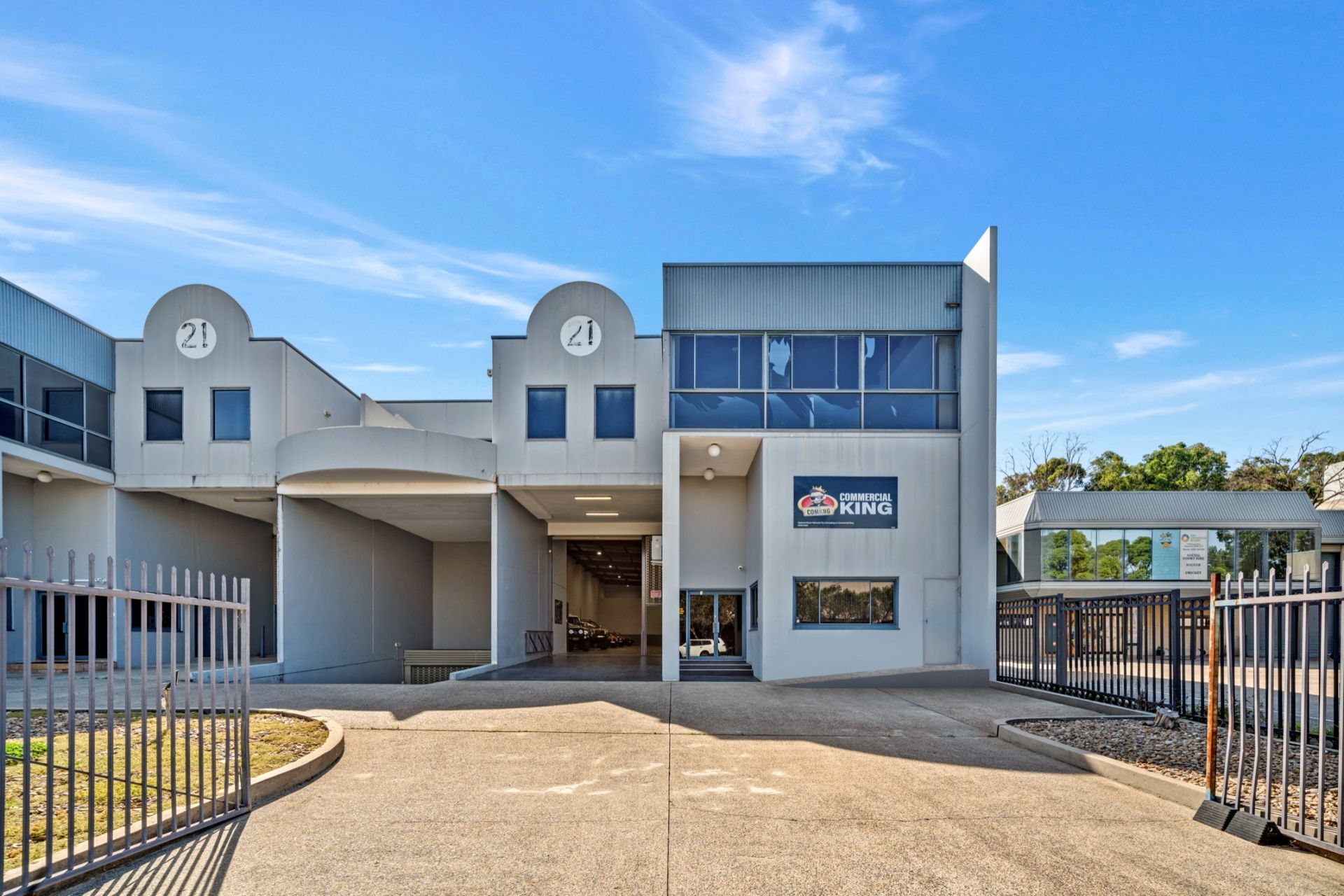 INDUSTRIAL DUPLEX IN WELL-ESTABLISHED LOCATION