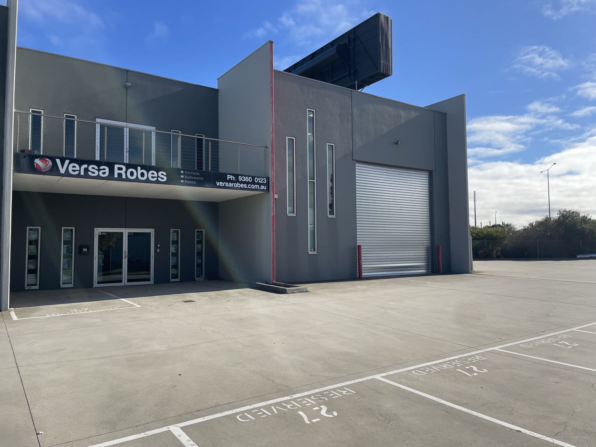 High-Exposure Showroom/Factoryette on Princes Freeway