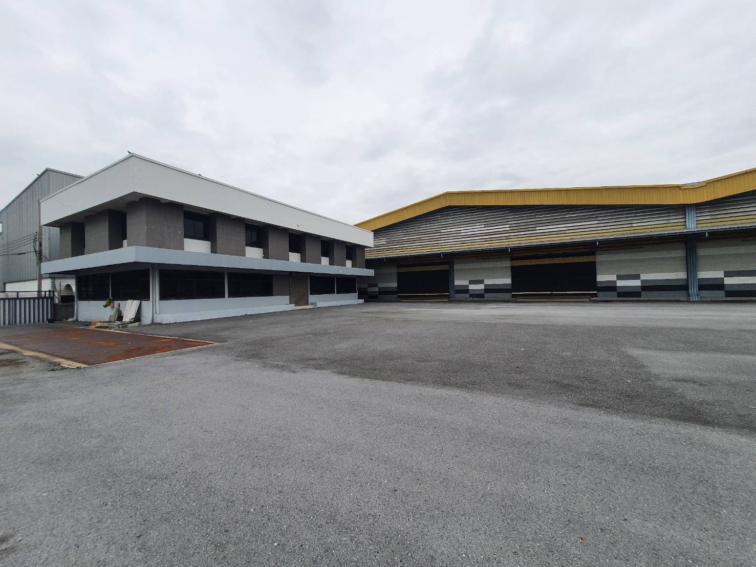 3,800 sq.m. Warehouse with Office for Lease Near Suvarnabhumi Airport, Samut Prakan