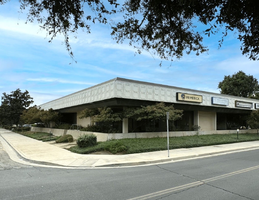 1535 E Shaw Avenue in Fresno