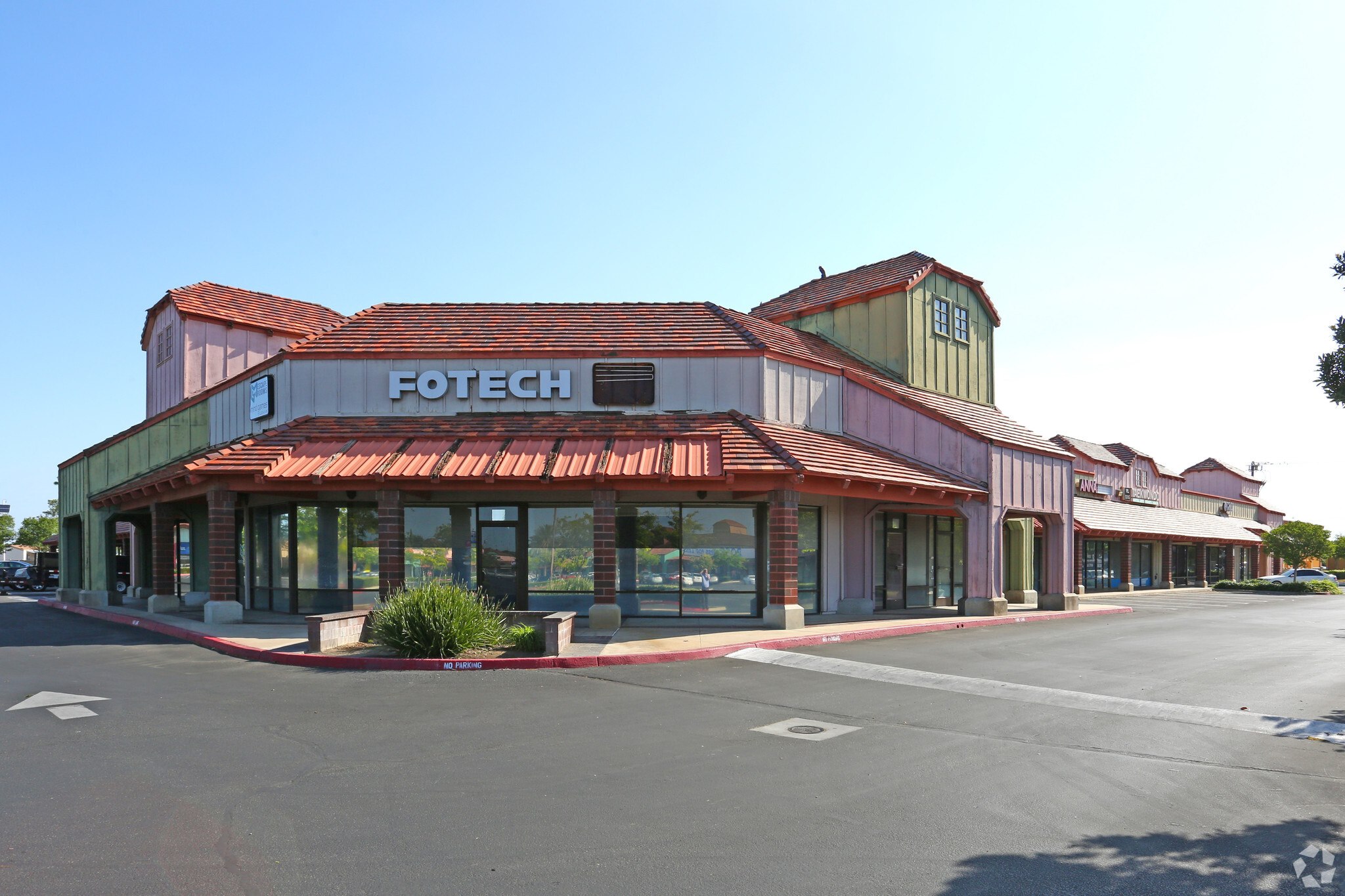 Village Square Shopping Center 30 W Shaw