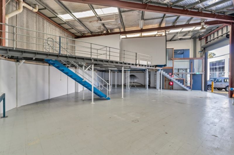 Immaculate warehouse & office in Alexandria