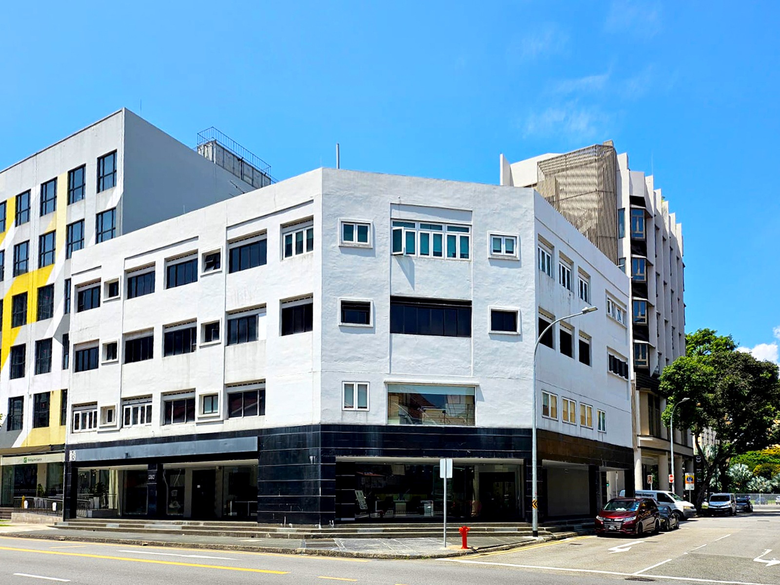 Freehold Ground Floor F&B Approved Unit With 30m Dual Frontage For Sale
