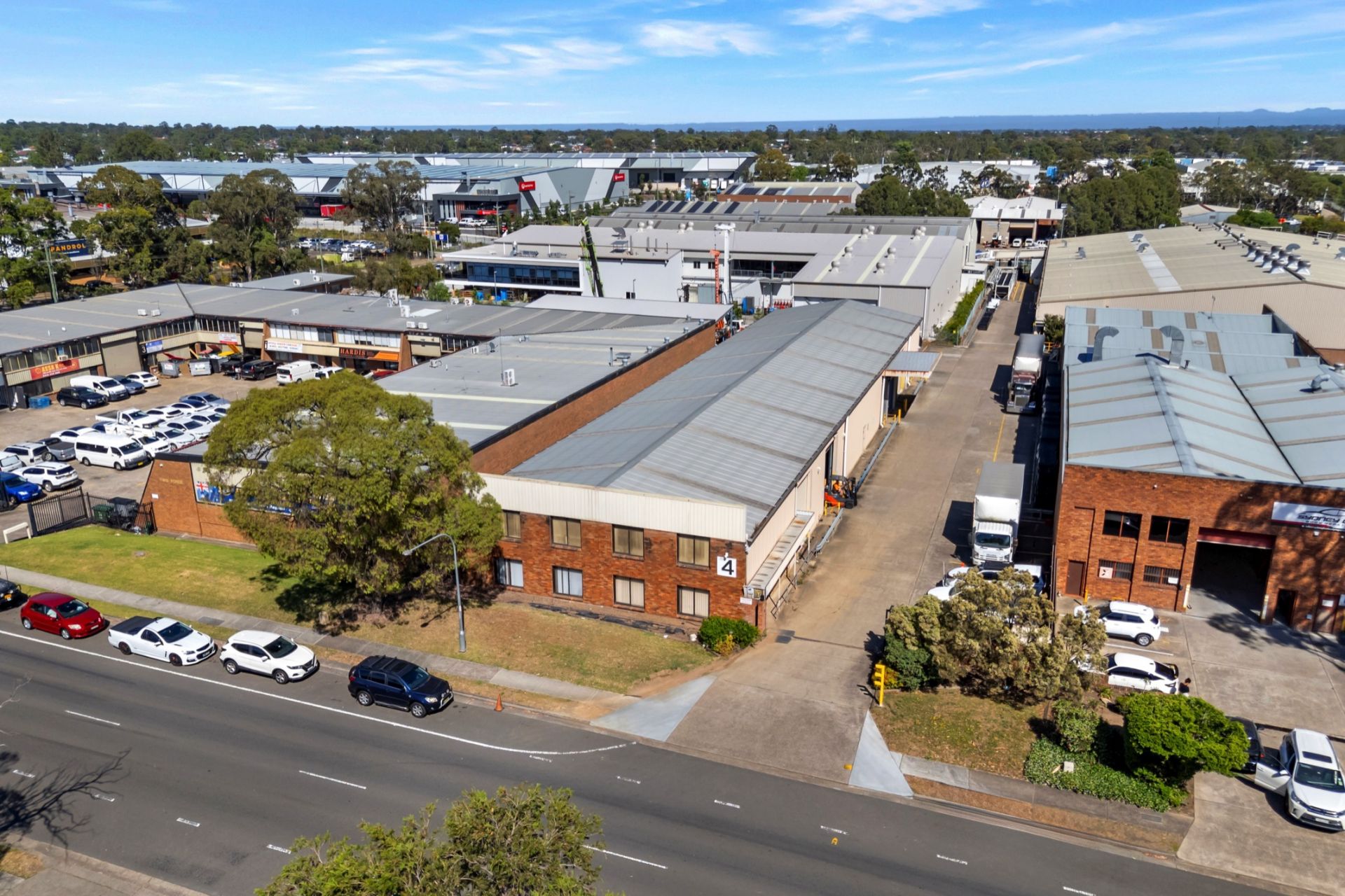 FREESTANDING INDUSTRIAL FACILITY IN STRATEGIC LOCATION