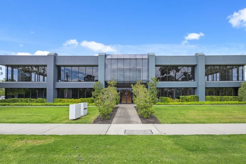 CORNER OFFICE HQ ON HUGE UNDERLYING LAND PARCEL