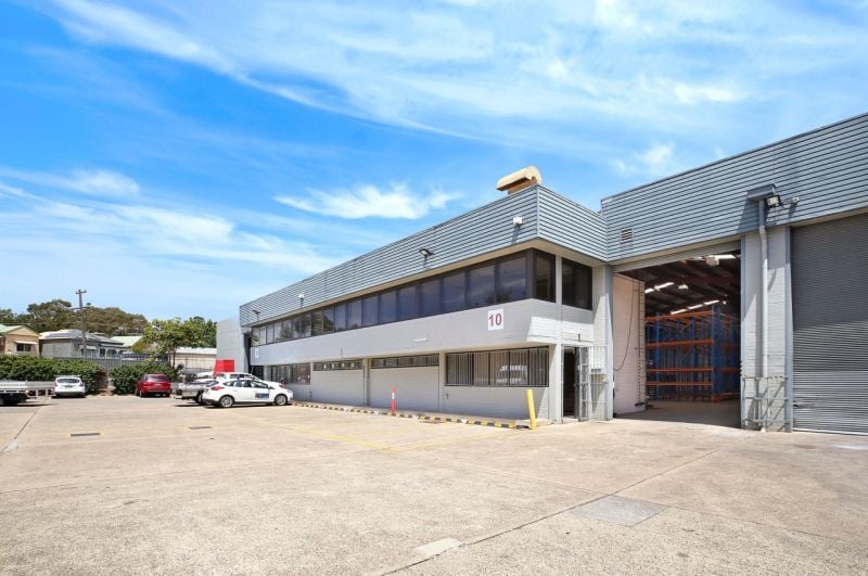 Fully racked high clearance clear span distribution warehouse