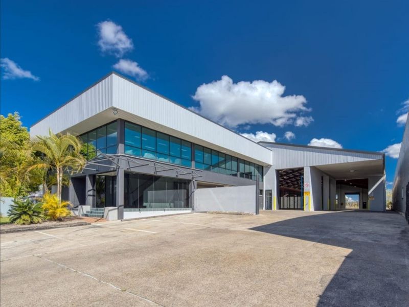 CORPORATE OFFICE/WAREHOUSE FREESTANDER