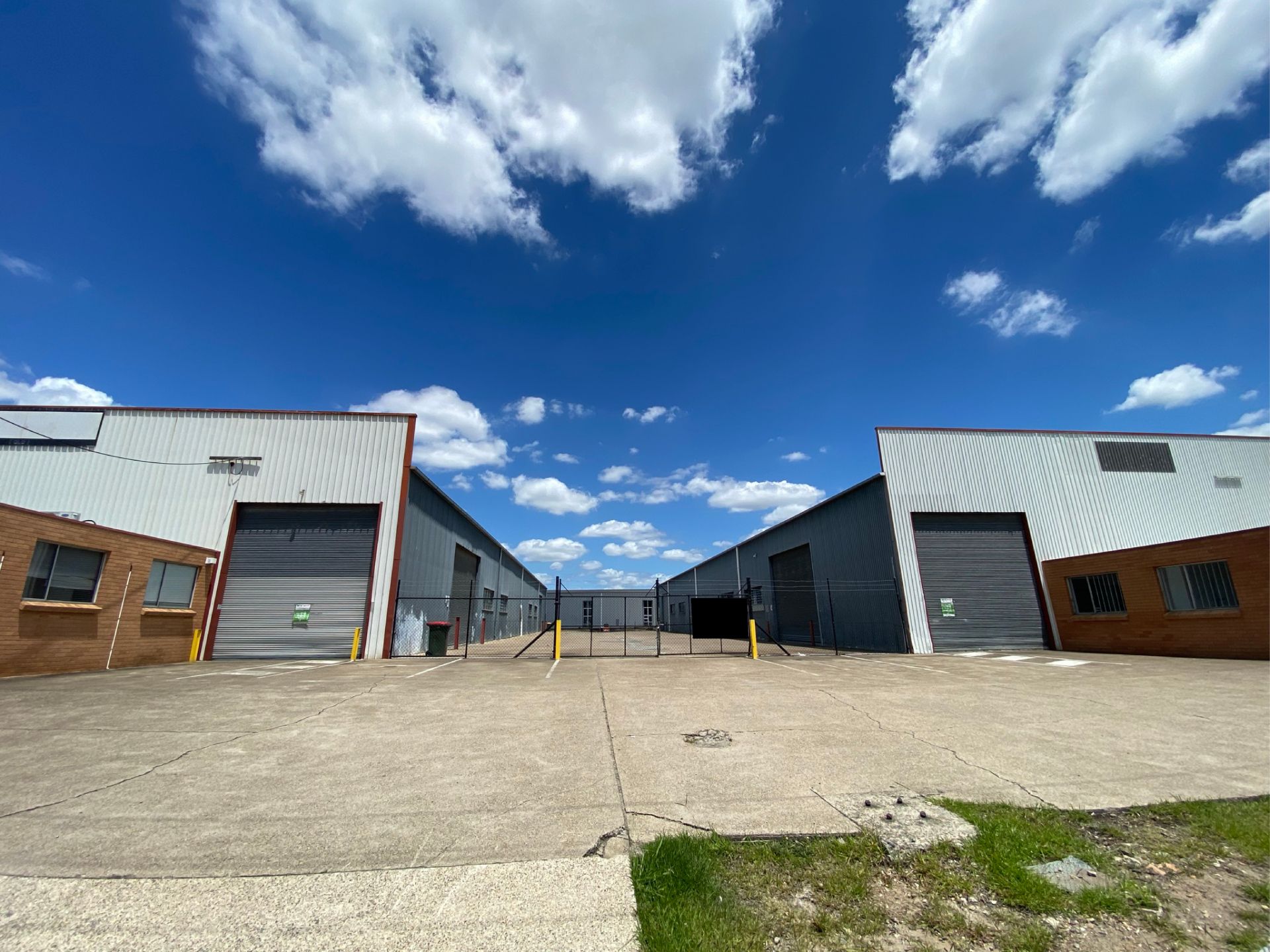 Practical Clearspan Warehouse with Ample Yard Area